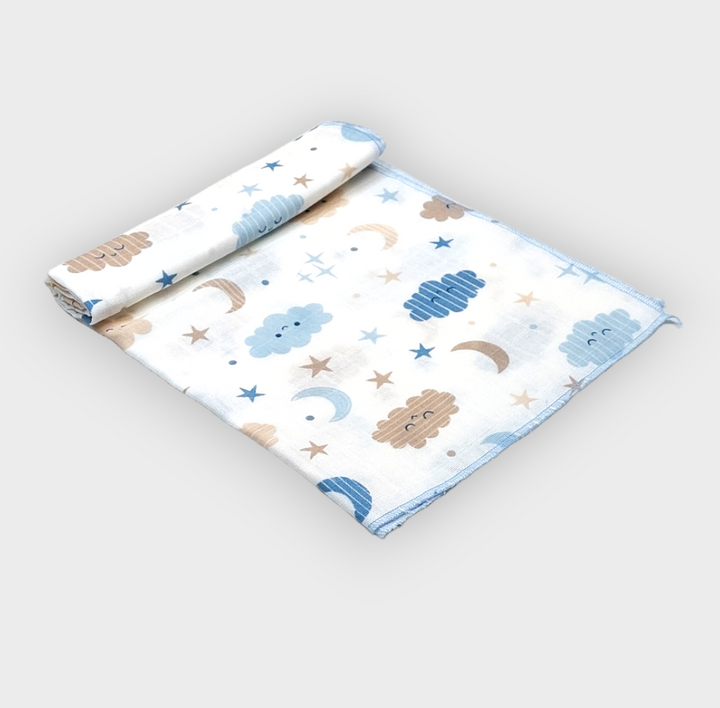 Rainy Scutec din finet pentru bebeluși 50x110 cm. Nori și stele albastre