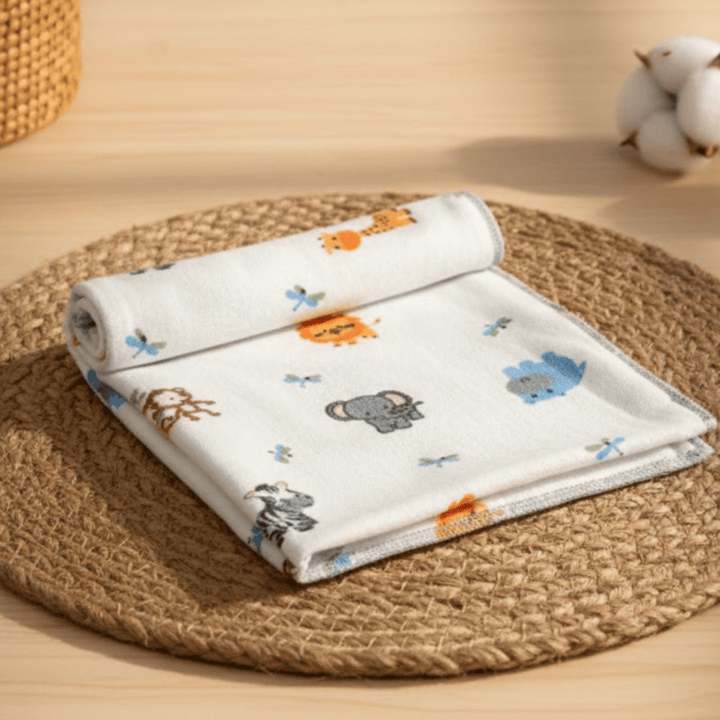 Rainy Scutec textil pentru bebeluși din finet 120x120 cm. Maimuțica și prietenii