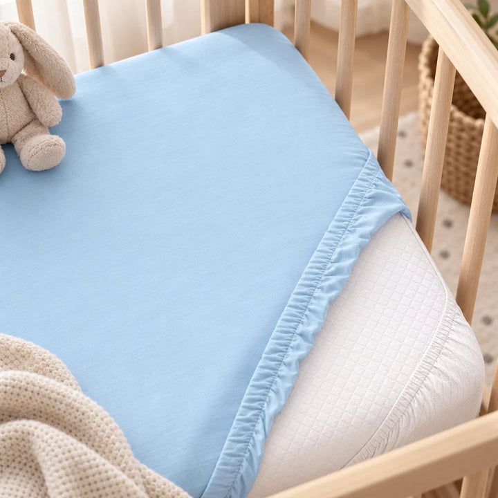 Set Rainy de cearșafuri tricotate pentru bebeluși cu elastic și protecție capitonată Lux 60x120 cm, albastru