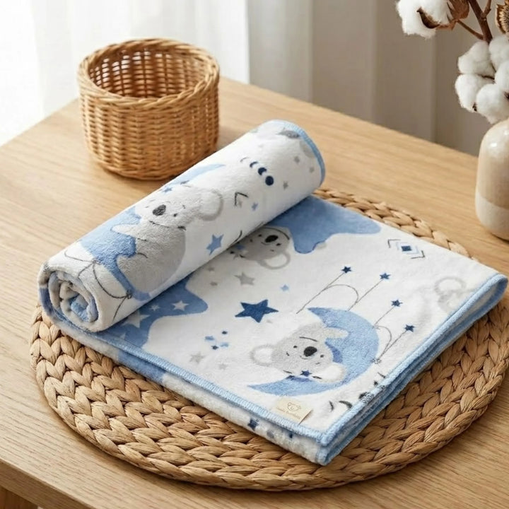 Rainy Scutec textil pentru bebeluși din finet 120x120 cm. Stele albastre și koala