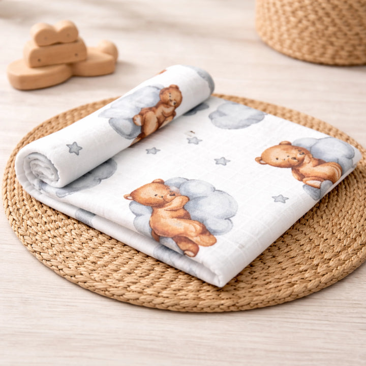 Rainy Scutec textil din muselină pentru bebeluși 110x110 cm. Ursuleț pe nor, gri