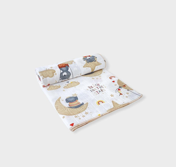 Rainy Scutec textil din muselină pentru bebeluși 50x110 cm. Ursuleț pe lună, bej