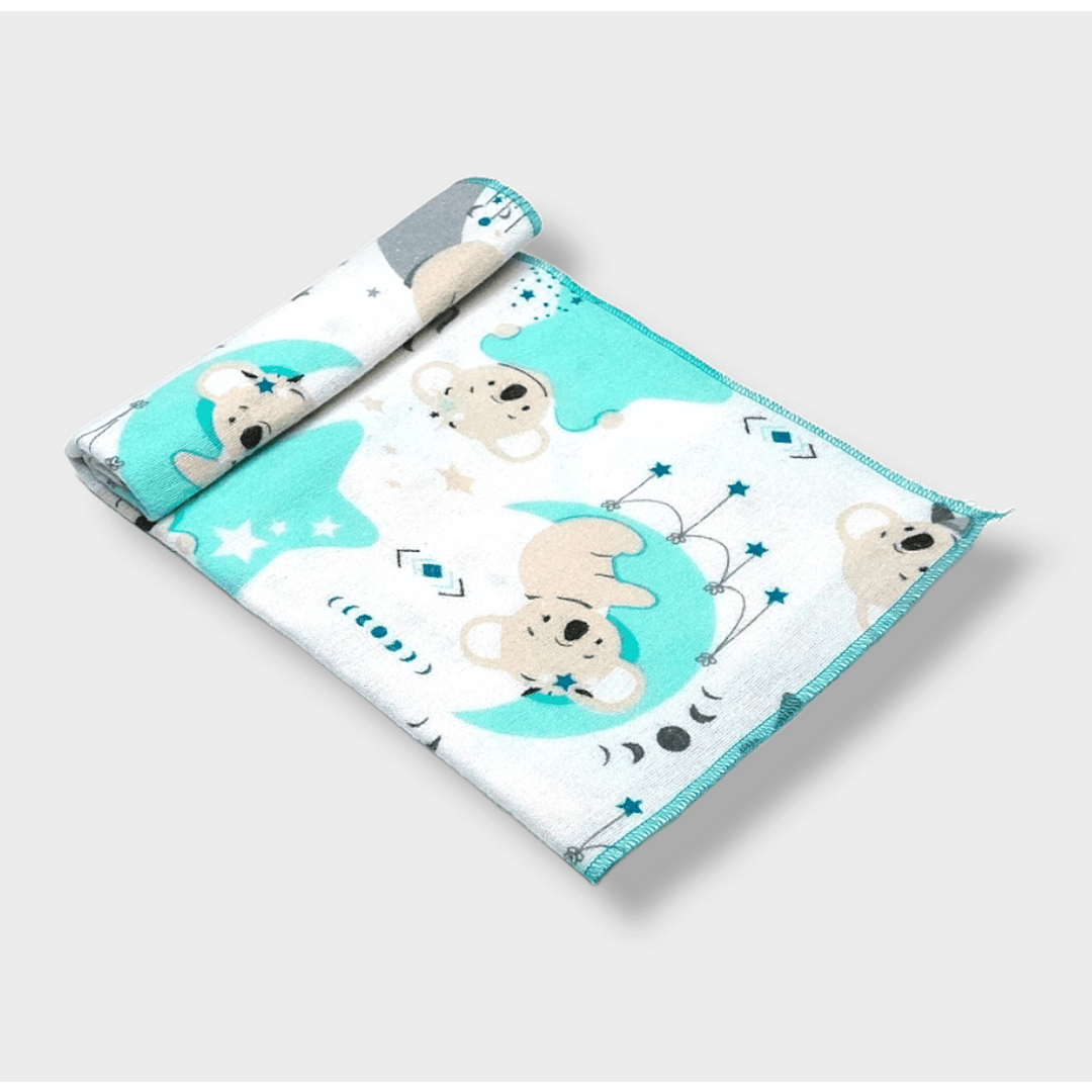 Rainy Scutec textil pentru bebeluși din finet 120x120 cm. Stele rezedate și koala