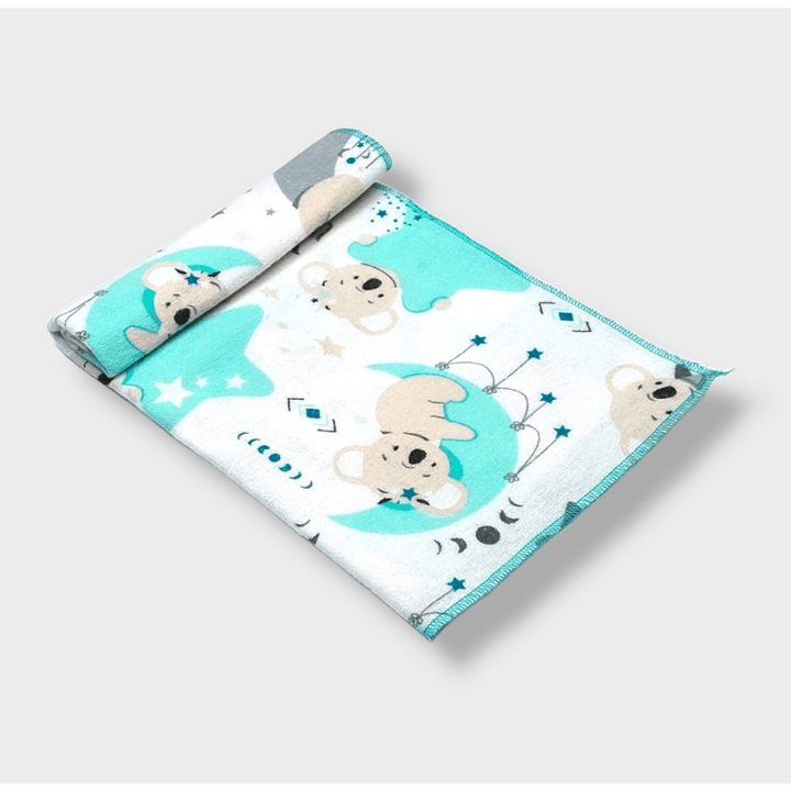 Rainy Scutec textil pentru bebeluși din finet 120x120 cm. Stele rezedate și koala