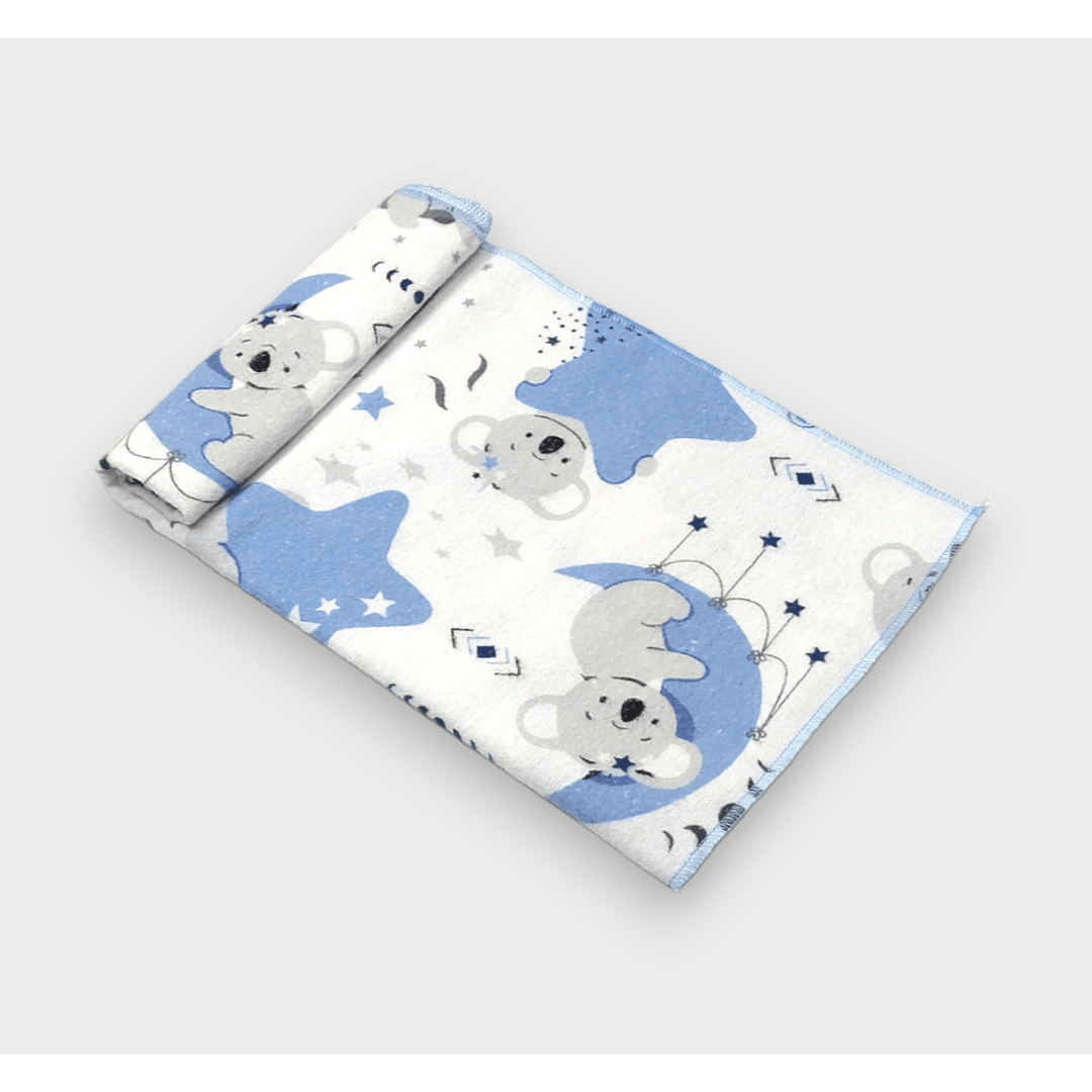 Rainy Scutec textil pentru bebeluși din finet 120x120 cm. Stele albastre și koala