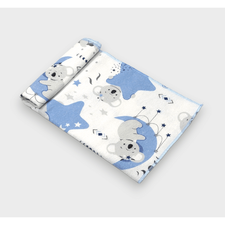 Rainy Scutec textil pentru bebeluși din finet 120x120 cm. Stele albastre și koala