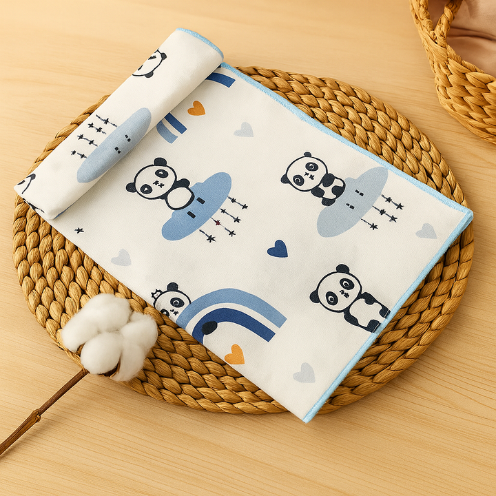 Rainy Scutec pentru bebeluși din finet 80x35 cm. Ursuleț panda pe fundal cu curcubeu albastru
