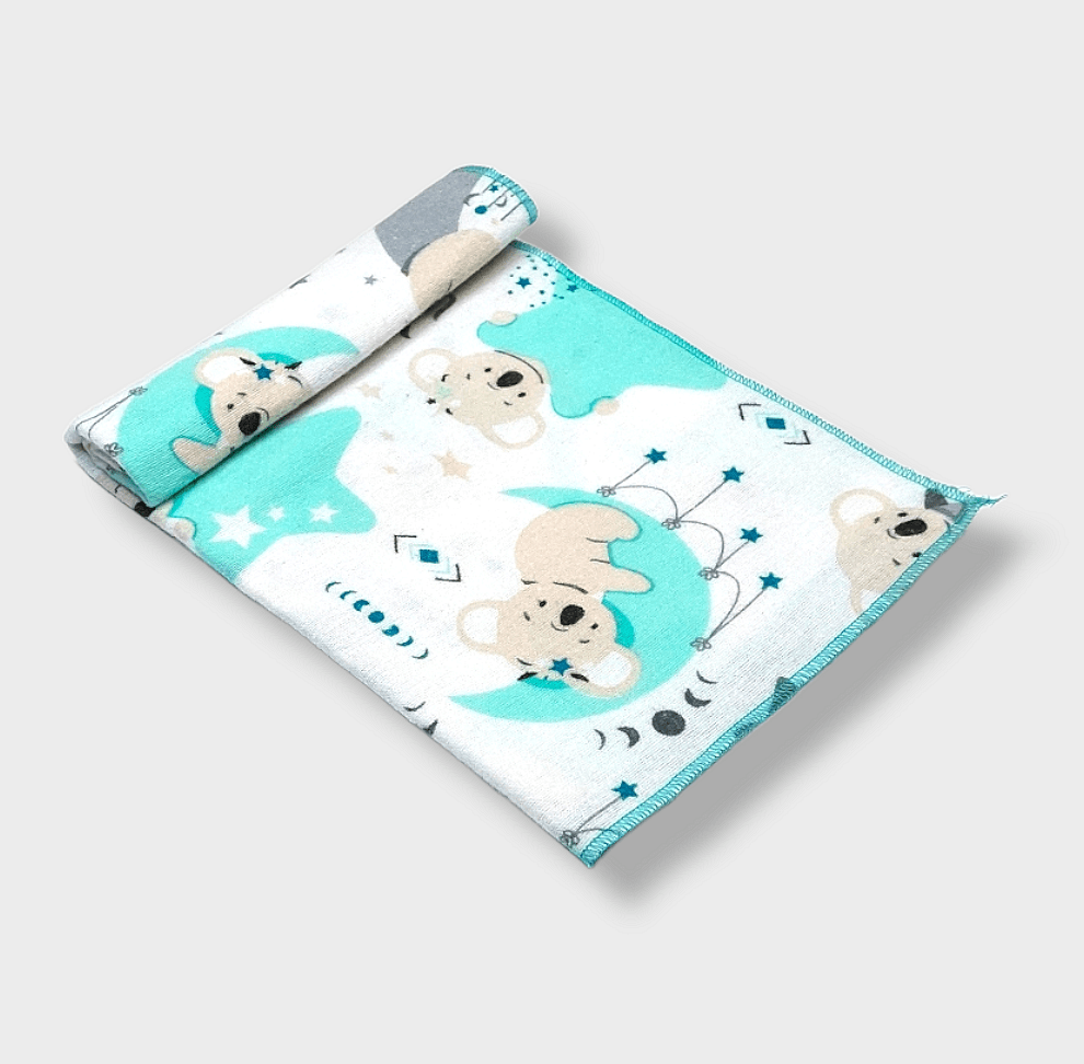 Rainy Scutec textil pentru bebeluși din finet 80x35 cm. Steluțe de culoare rezeda și koala