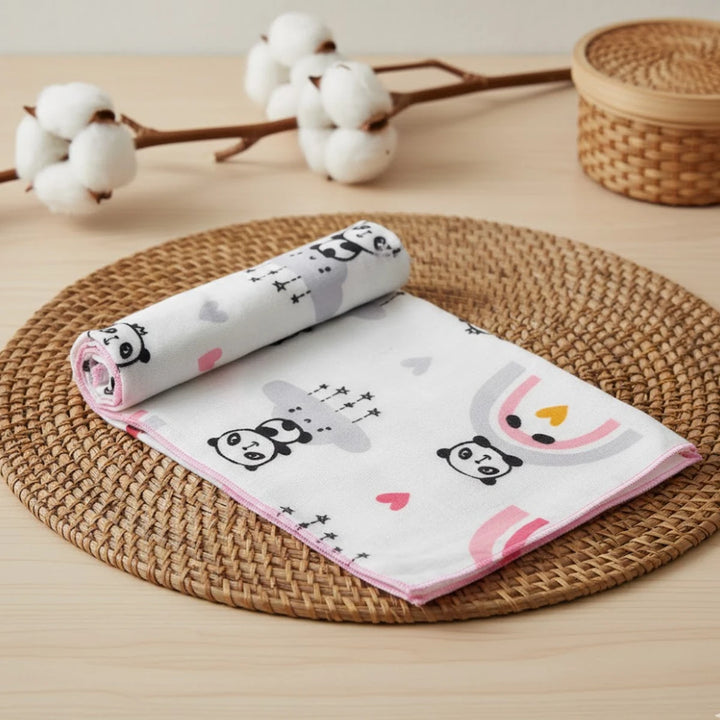 Rainy Scutec pentru bebeluși din finet 80x80 cm. Ursuleț panda cu curcubeu roz