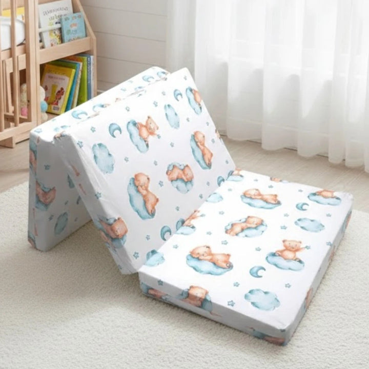 Saltea pliabilă pentru bebeluși Rainy 60x120 cm. Ursuleț pe nor, culoare rezeda