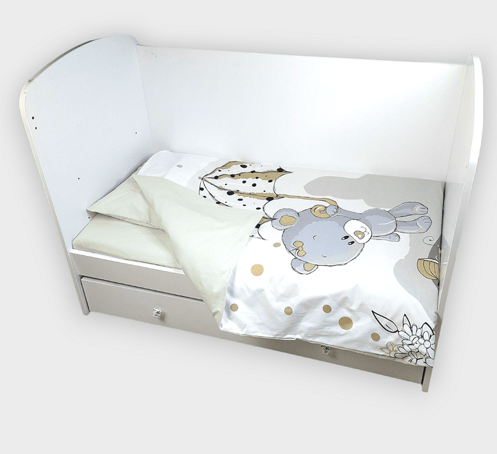 Set de lenjerie pentru pătuț Rainy, 3 piese, 60x120 cm. Ursuleț gri cu umbrelă
