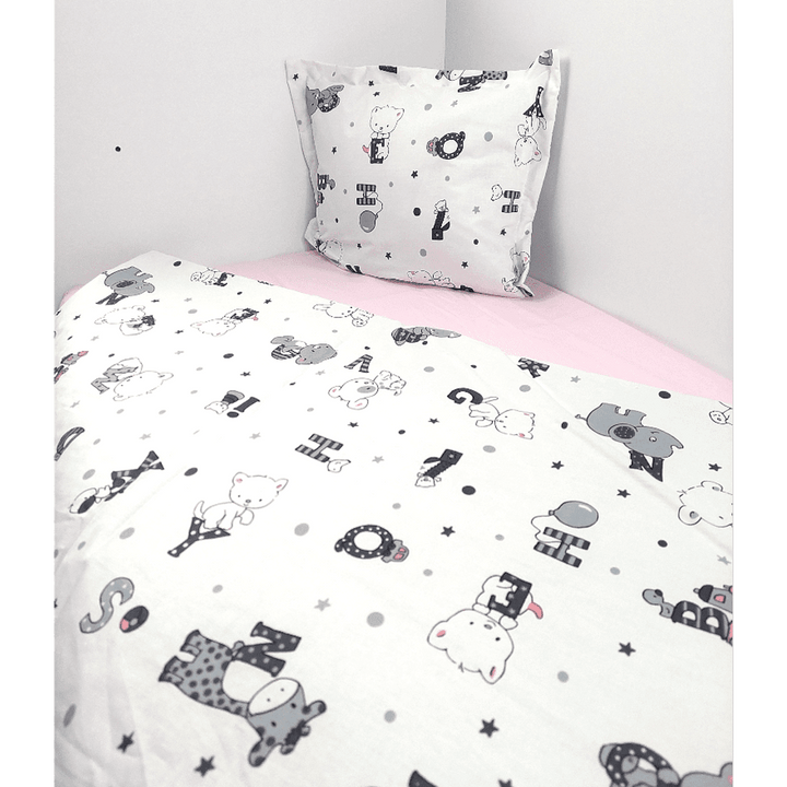 Rainy Set de lenjerie de pat pentru bebeluși 4 piese 65x110 cm. Ursuleț gri cu litere