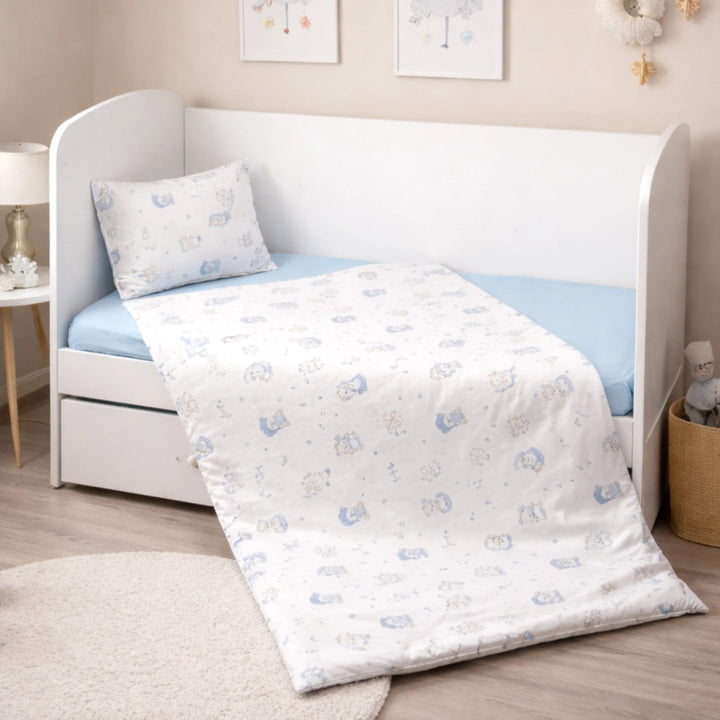 Rainy Set de lenjerie de pat pentru bebeluși 4 piese 70x140 cm. Lună albastră cu ursuleț