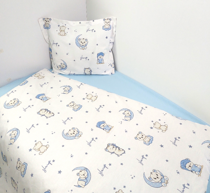 Rainy Set de lenjerie de pat pentru bebeluși 4 piese 70x140 cm. Lună albastră cu ursuleț