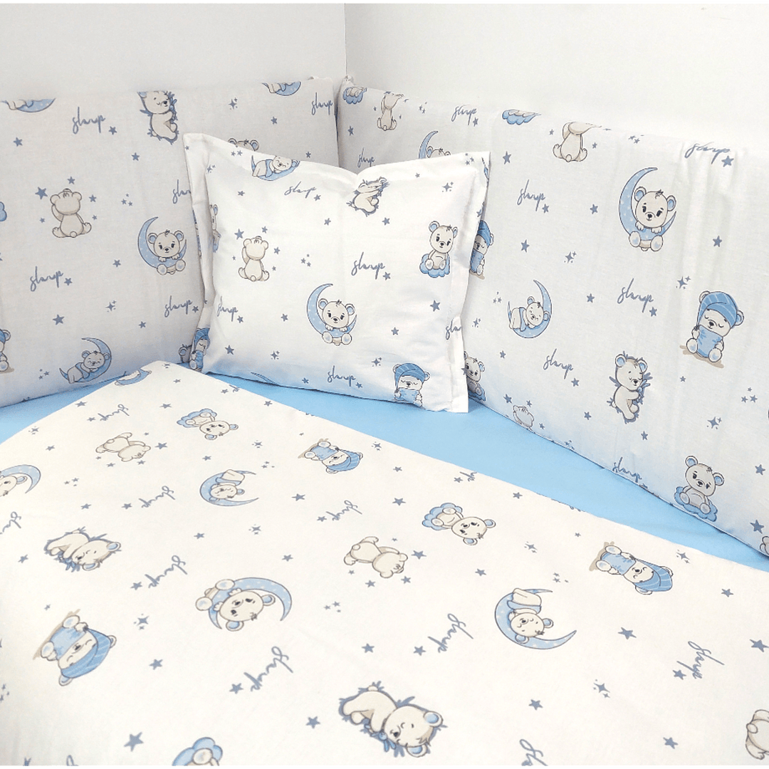Rainy Set de lenjerie de pat pentru bebeluși 5 piese 60x120 cm. Lună albastră cu ursuleț