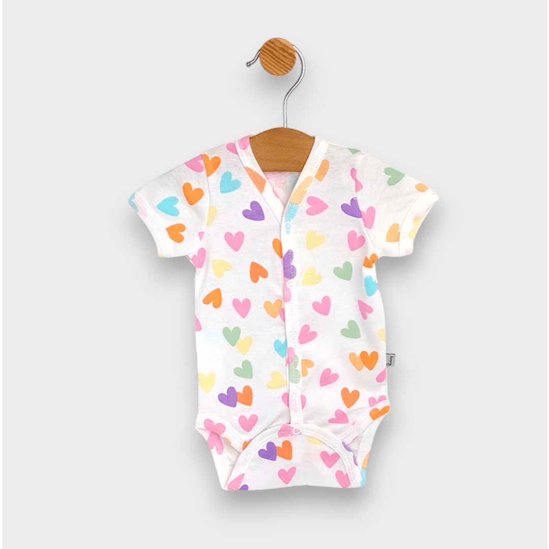 Rainy Body bebeluș cu mânecă scurtă și închidere frontală 48 - 62 cm. Inimi colorate