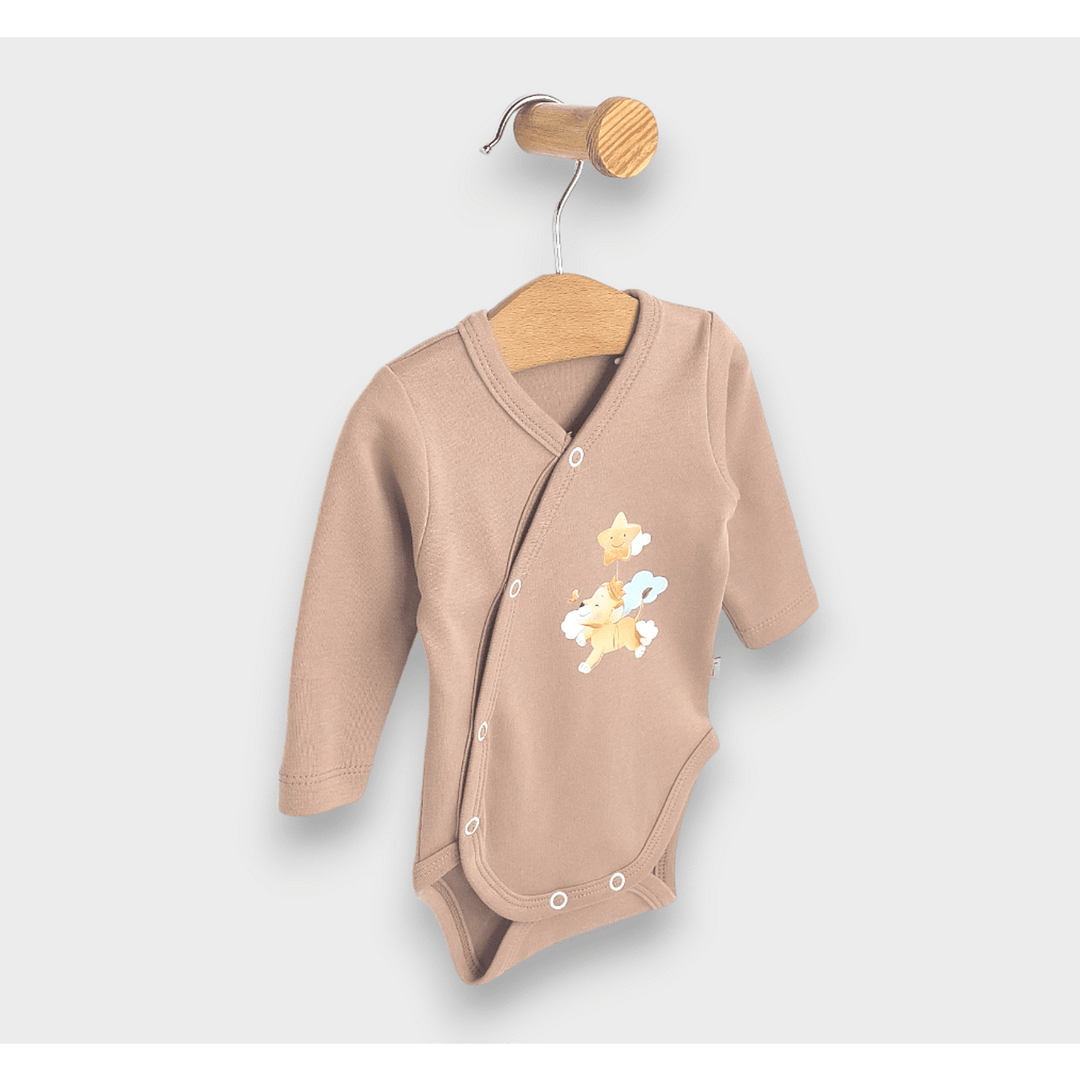 Body pentru bebeluși Rainy cu închidere laterală „Leu cu stea”, 48–74 cm, culoare migdală
