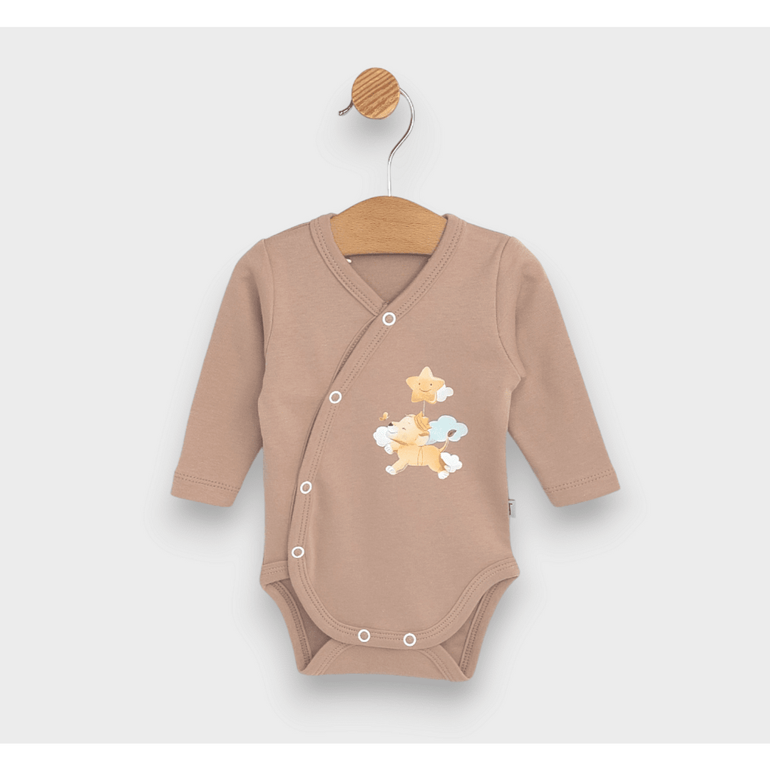 Body pentru bebeluși Rainy cu închidere laterală „Leu cu stea”, 48–74 cm, culoare migdală