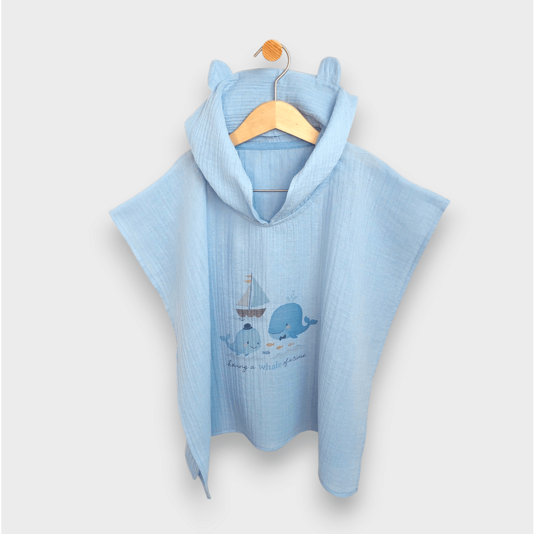 Rainy Poncho de muselină pentru bebeluși cu glugă Whales Blue