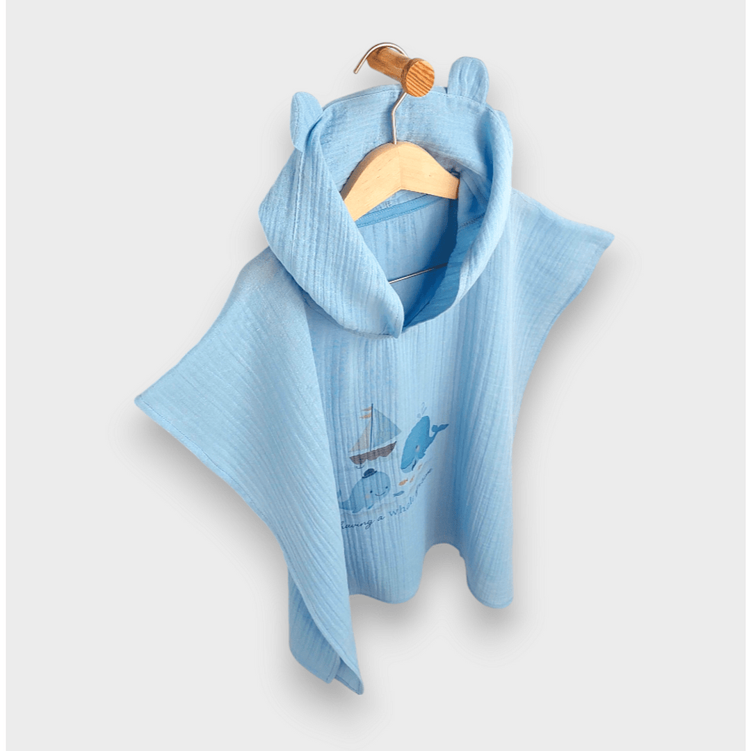Rainy Poncho de muselină pentru bebeluși cu glugă Whales Blue