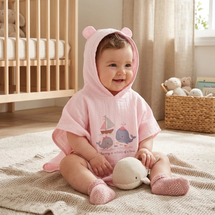 Rainy Poncho din muselină pentru bebeluși cu glugă Whales Pink