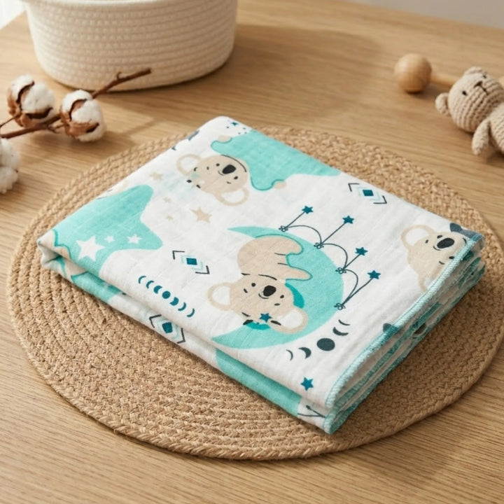 Rainy Scutec textil pentru bebeluși din finet 80x35 cm. Steluțe de culoare rezeda și koala