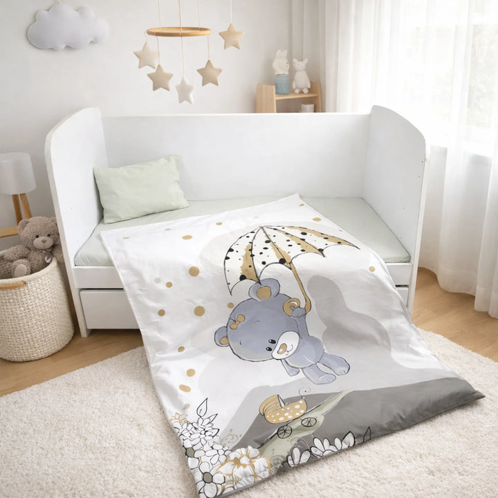 Set de lenjerie pentru pătuț Rainy, 3 piese, 60x120 cm. Ursuleț gri cu umbrelă