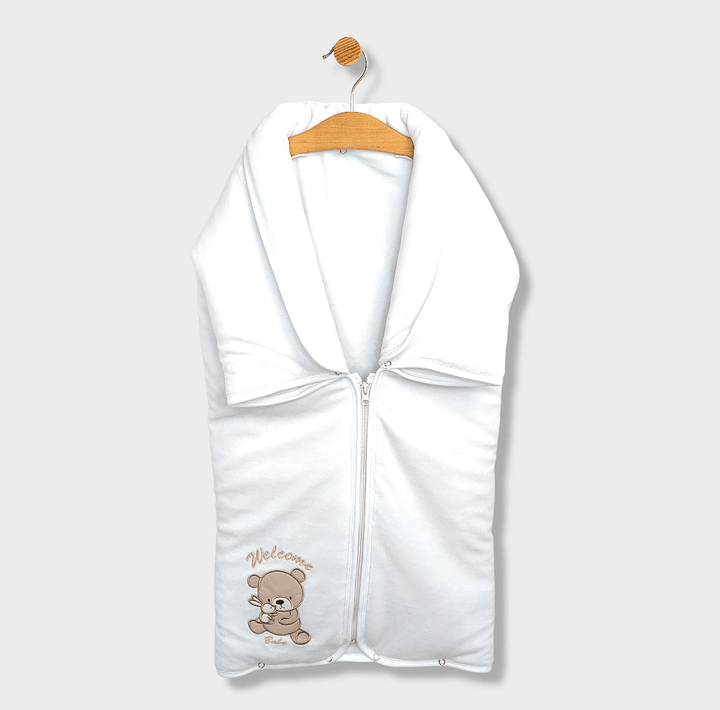 Rainy Scutec de iarnă pentru bebeluși cu fermoar 80x80 cm. Welcome Baby Bear and Rabbit alb